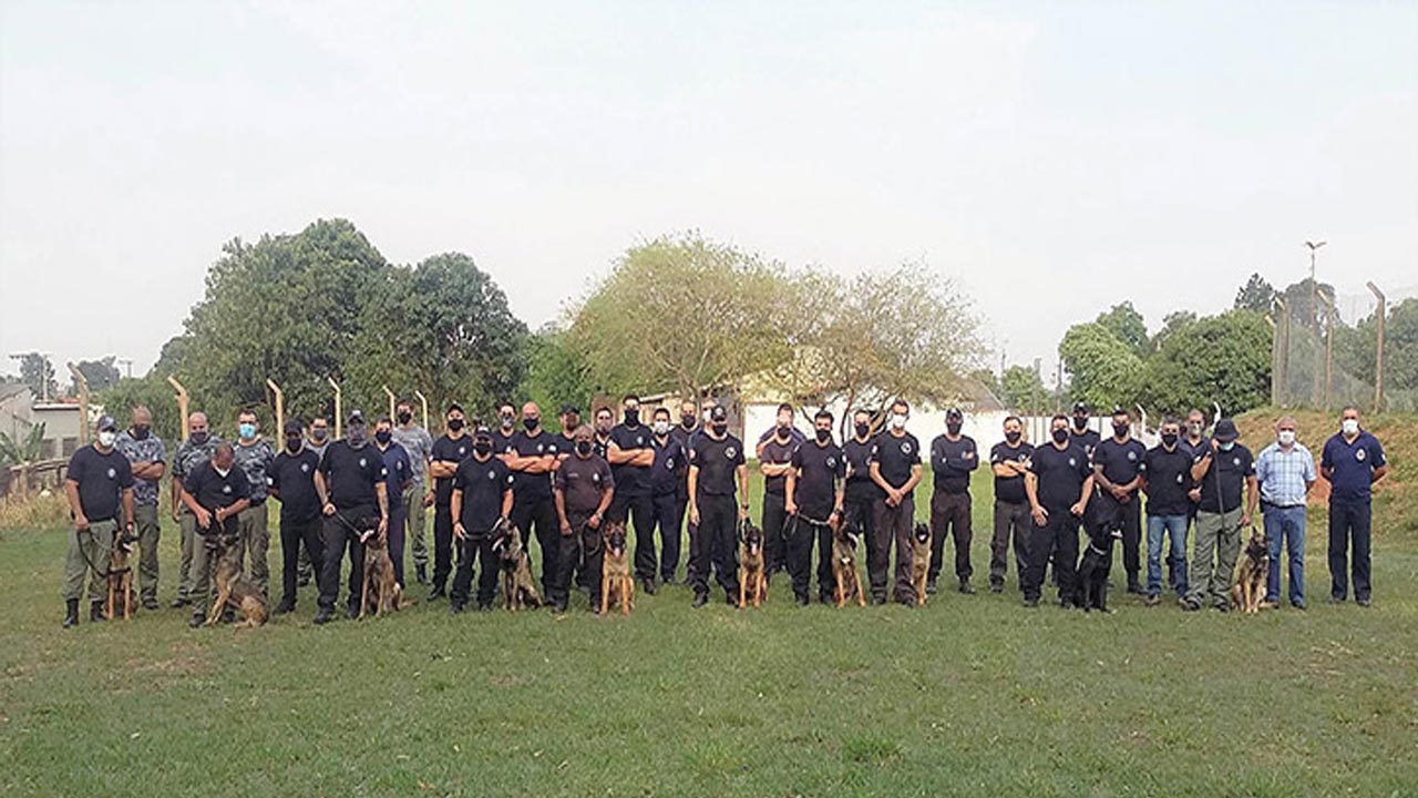 Encontro reúne 33 adestradores e 11 cães na Penitenciária II de Avaré