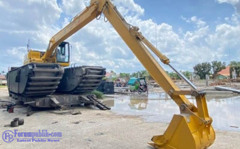 Pemko Dumai Kerahkan Ekskavator Amphibi Atasi Banjir Dengan Bersihkan Aliran Sungai