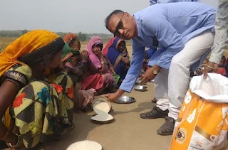 बिरसा मुंडा जयंती: अंबेडकर ग्रुप ने मजदुर बस्ती में बांटे कंबल और चावल, रखी मोमिनपुरा को बिरसानगर बस्ती नामकरण की मांग