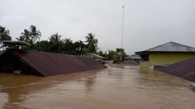 Ngeri, Banjir 2,5 Meter Rendam Rumah di Madina Hingga Atap, Warga Tinggal di Perahu
