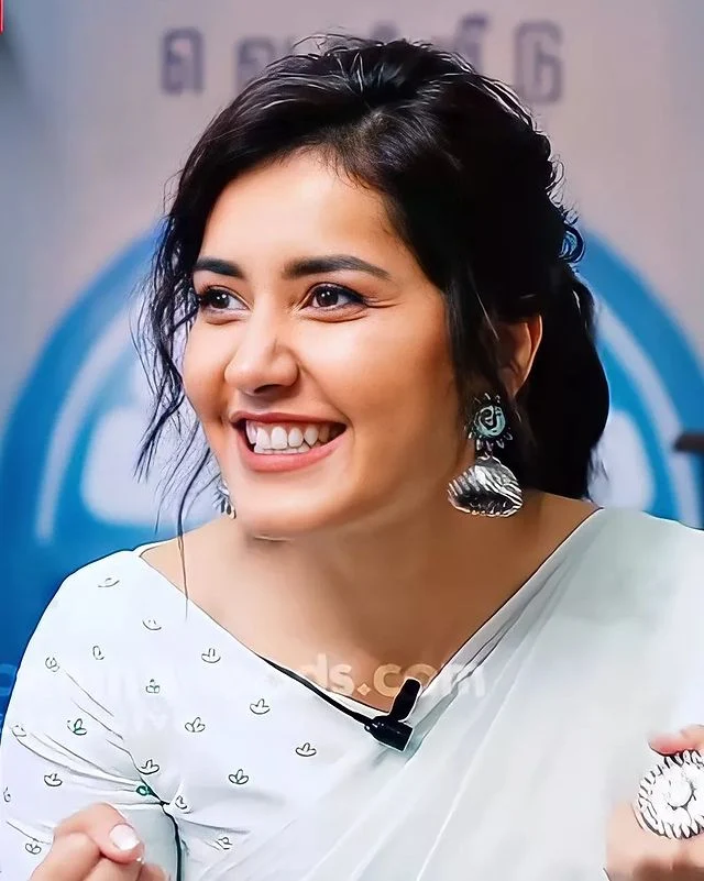 South Indian Actress Raashi Khanna looking very gorgeous