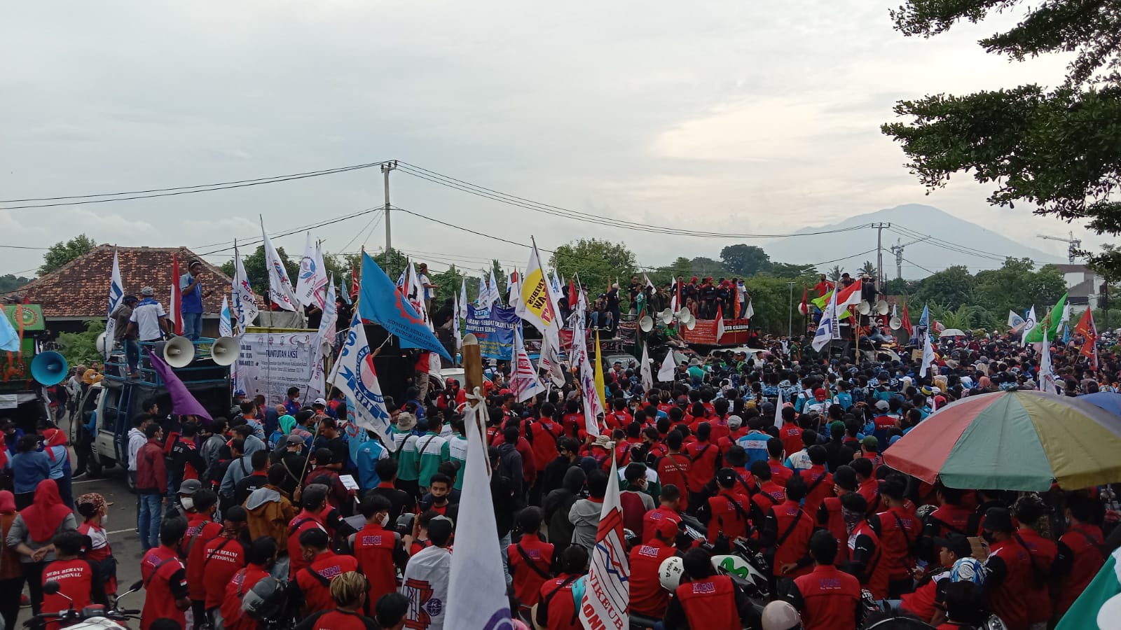 Tuntut Kenaikan Upah 10%, Aliansi Buruh Kembali Geruduk Kantor Gubernur Banten