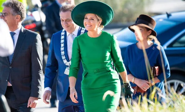 AFAS Software develops software products for businesses. Queen Maxima wore a green silk satin dress from Natan