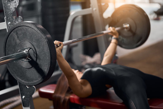 How Much Does a Bench Press Bar Weigh? Unveiling the Hidden Power of the Mighty Barbell