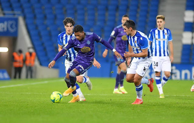 Gonzalo Plata se escapa de Ander Martín. REAL SOCIEDAD DE FÚTBOL B 0 REAL VALLADOLID C. F. 2 Domingo 19/12/2021: 18:15 horas. Campeonato de Liga de 2ª División, jornada 21. San Sebastián, Guipúzcoa, Reale Arena