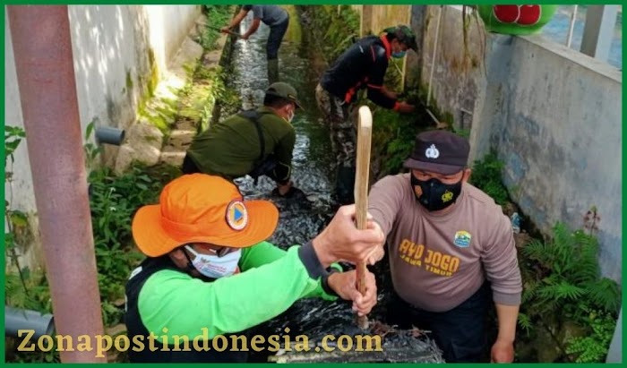 Gerakan Angkat Sampah dan Sedimen, Bhabinkamtibmas Purwantoro Bersama Warga Bersih-Bersih Bantaran Sungai