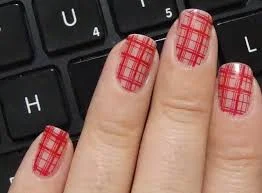 O modelo de xadrez mais fácil de fazer nas unhas é também o mais utilizado pelas marcas de moda internacionais.