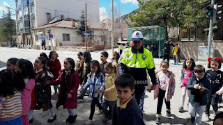 ​Bozkır’da Trafik Polisleri İlkokul öğrencilerine uygulamalı trafik eğitimi verdi.