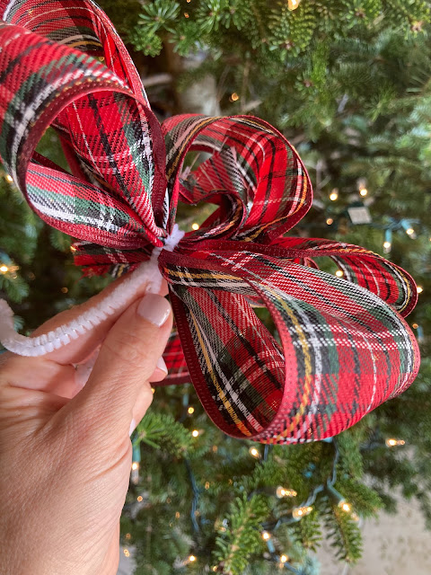 Side view - How to Tie a Big Christmas Bow - Video tutorial