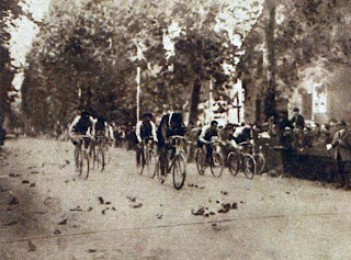 The finish of the 1911 Giro di Lombardia in Milan, won by Henri Pélissier of France