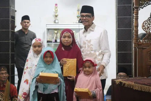 Safari Ramadhan ke Nagari Sariak Laweh, Bupati Safaruddin Takjub dengan Penampilan Santri