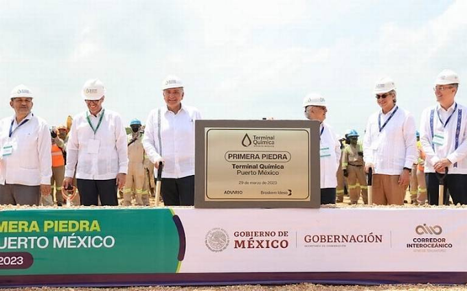 Adán Augusto coloca la primera piedra de la nueva Terminal de Química Puerto México