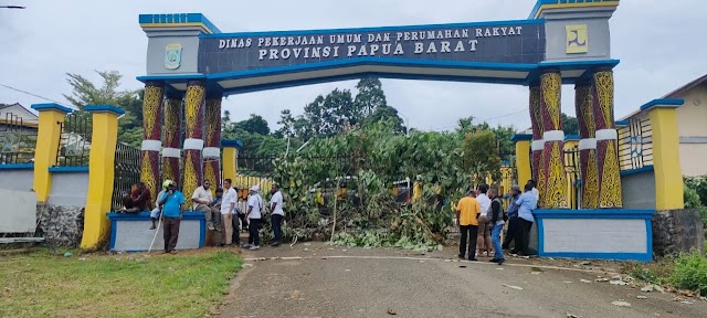 "Aksi Pemalangan Pintu Gerbang Kantor Dinas PUPR Provinsi Papua Barat, Kembali Terjadi"