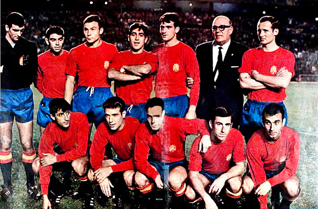 SELECCIÓN DE ESPAÑA. Temporada 1967-68. Iribar, Sanchís, De Felipe, Reijá, Glaría, Ricardo Zamora, Gallego, Ufarte, Grosso, Marcelino, Adelardo y Jose María. SELECCIÓN DE ESPAÑA 0 COMBINADO INTERNACIONAL 3 Miércoles 27/09/1967. Partido amistoso no oficial de homenaje a Ricardo Zamora. Madrid, estadio Santiago Bernabeu: 50.000 espectadores.