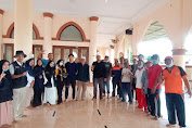 Pengurus BKM Masjid AR Ridha bersama Warga Adakan Gotong Royong Bersihkan Ambal dan Karpet