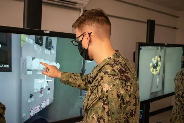 Los-alumnos-de-la-Escuela-Naval-de-Submarinos-de-la-US-Navy-utiliza-Realidad-Virtual