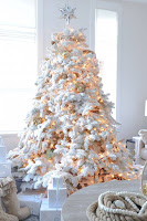 Ideas para decorar un árbol de Navidad blanco
