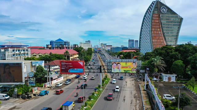 Jelang HUT Ormas MKGR, Bilboard Mulai Ramaikan Jalan Utama Makassar