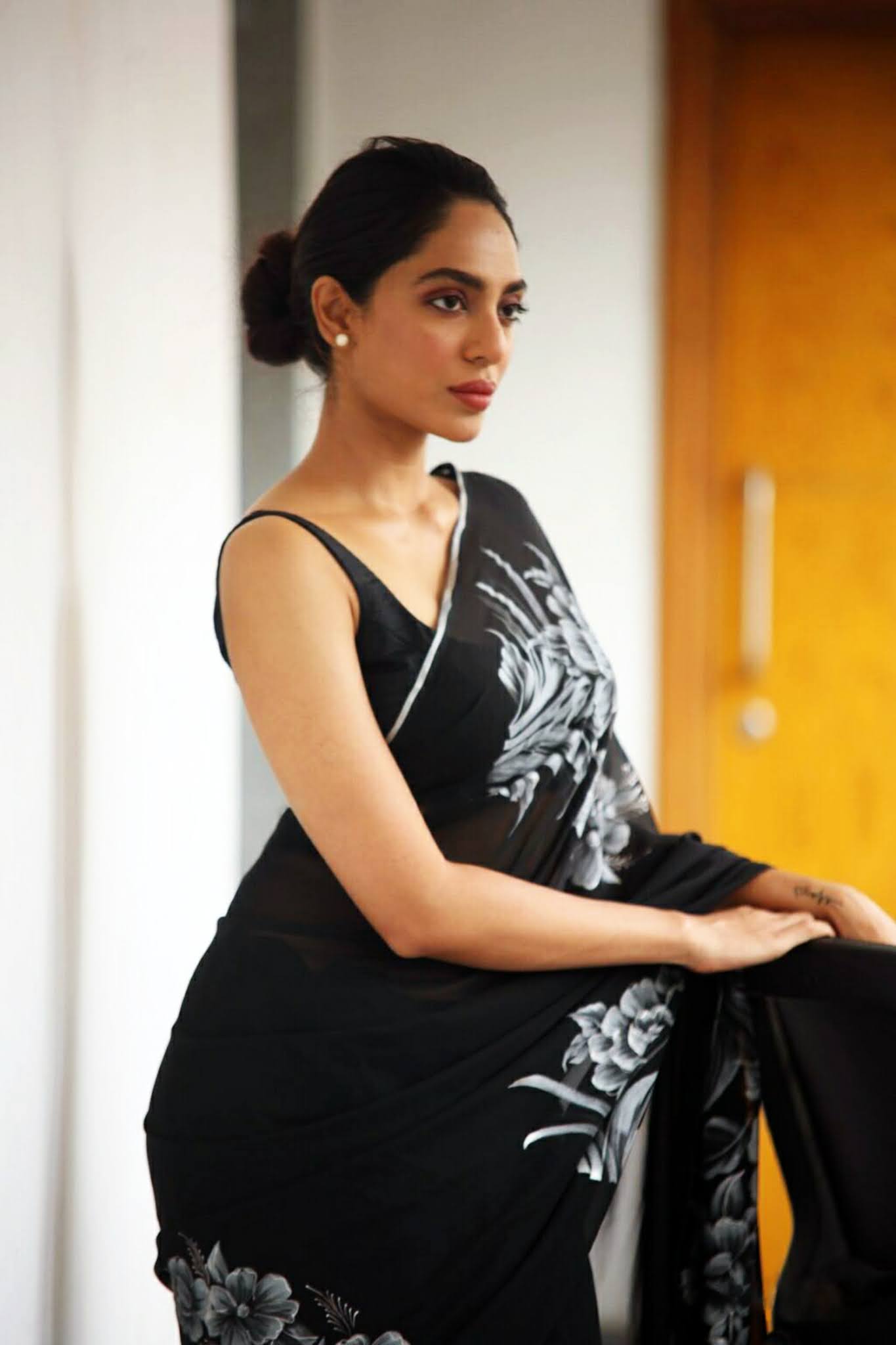 Sobhita Dhulipala Stunning In Black Saree HD Photos - Only Indian Actress