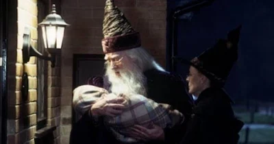 Dumbledore deixa Harry Potter na rua dos alfeneiros nº 4