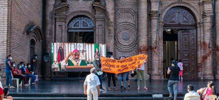 Inicio da provocação sacrílega abortista contra a catedral