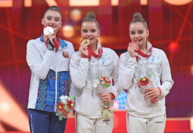 Harnasko e irmãs Averina posam para foto segurando suas medalhas