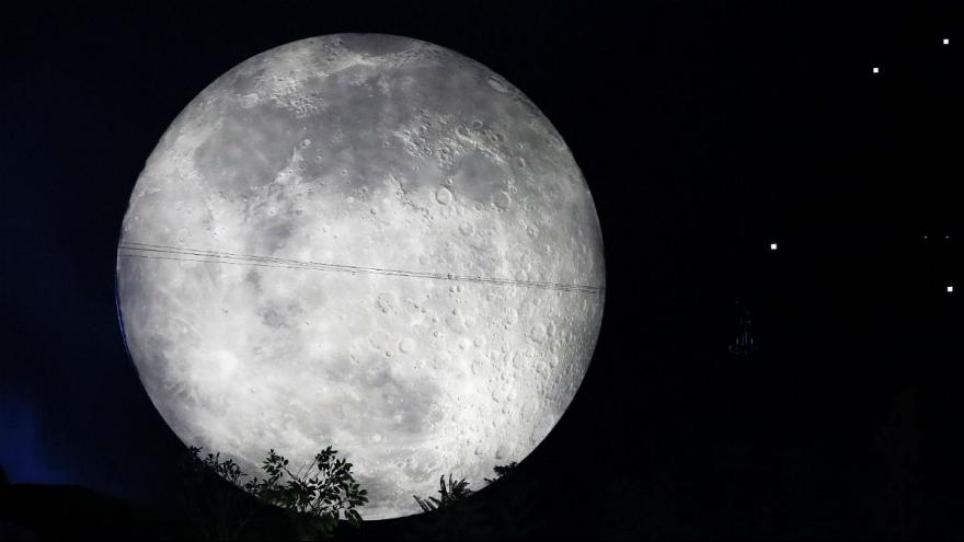 لماذا يغير القمر وجهه في السماء؟