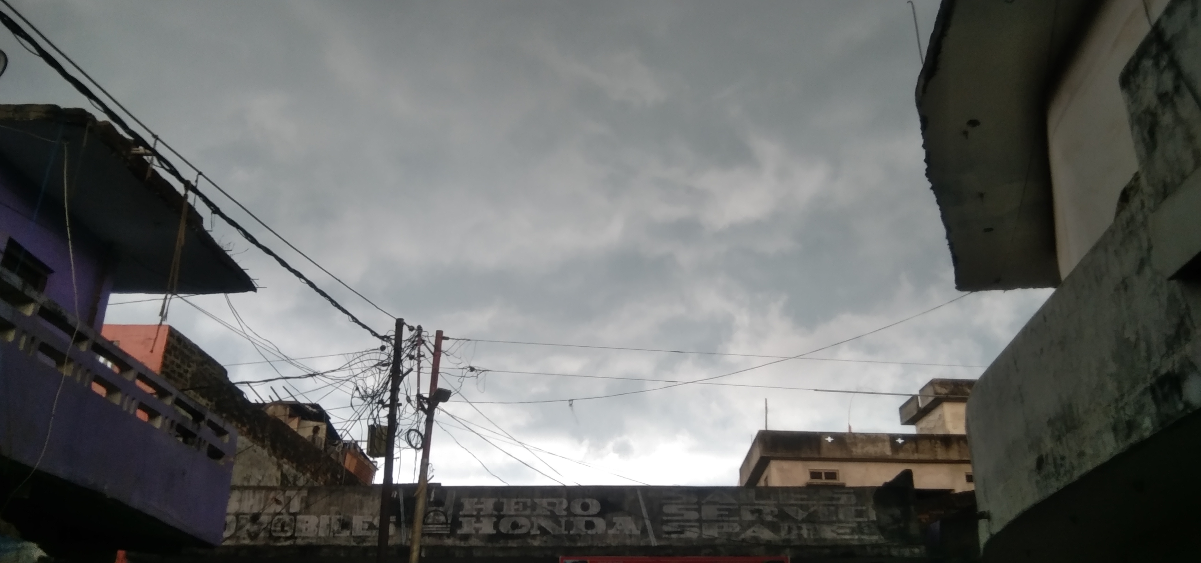 Maharajganj: तेज बारिश के साथ गिर रही है आकाशीय बिजली