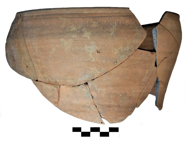 Σπασμένη κούπα με την ποιητική άσκηση μαθητή από τις Αιγές του 2ου π.Χ. αιώνα