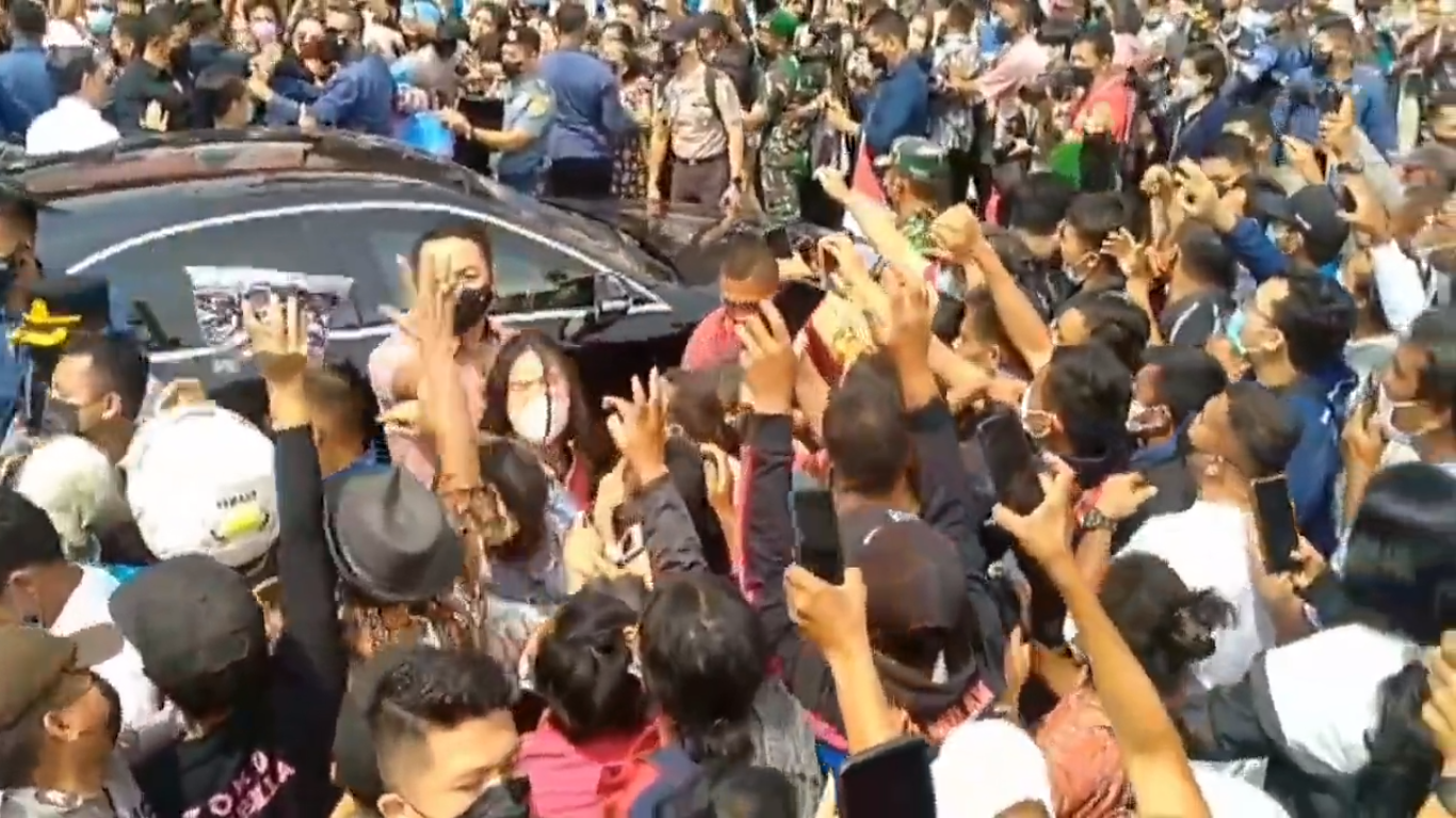 Lagi! Kedatangan Jokowi Timbulkan Kerumunan Warga, Tuai Beragam Kritikan Publik