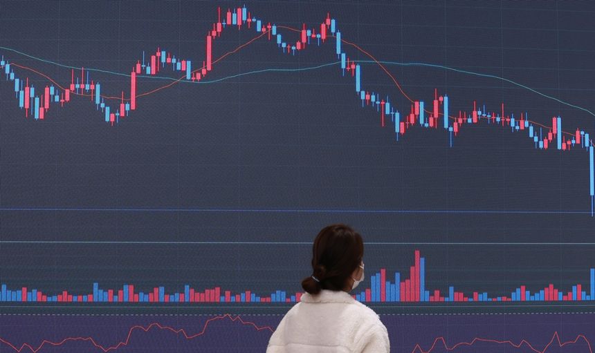 Bitcoin, Ethereum Prices Fall Along With Tech Stocks