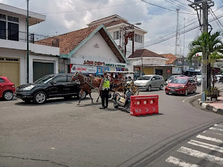 Polsek Ngampilan Lakukan Rekayasa Arus Lalu-lintas Jalan KS Tubun Yogyakarta Cegah Kemacetan