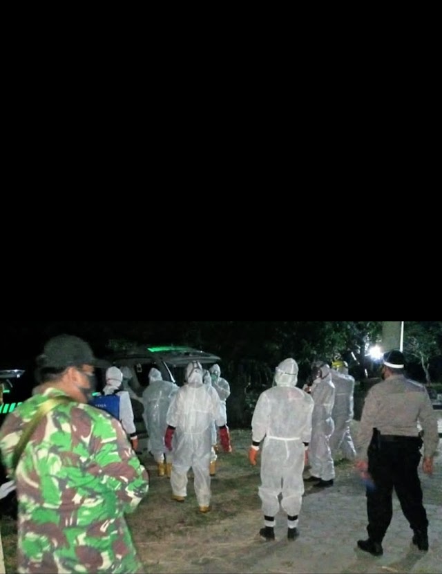 Babinsa Kawal Pemakaman Covid 19 Sekalipun Malam Hari 