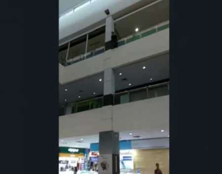 Ulah Pria Tanggung Mall di Padang Bakalibuik