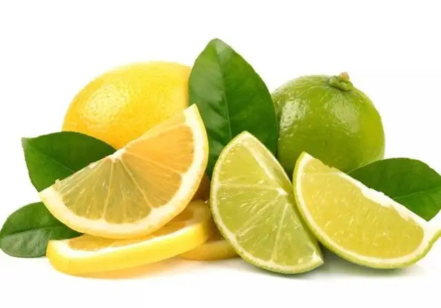 Menggosokkan Lemon atau Jeruk Nipis