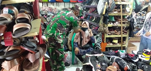 Sambangi Pasar Petugas gabungan Kartasura ajak warga tetap disiplin Prokes.