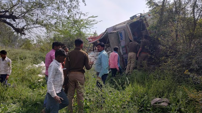 किसान को टक्कर मार पलटा ट्रक, मौके पर मौत
