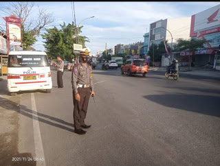 Kasat Lantas Polres Gowa Terjun Langsung Atur Lalu Lintas Urai Kemacetan