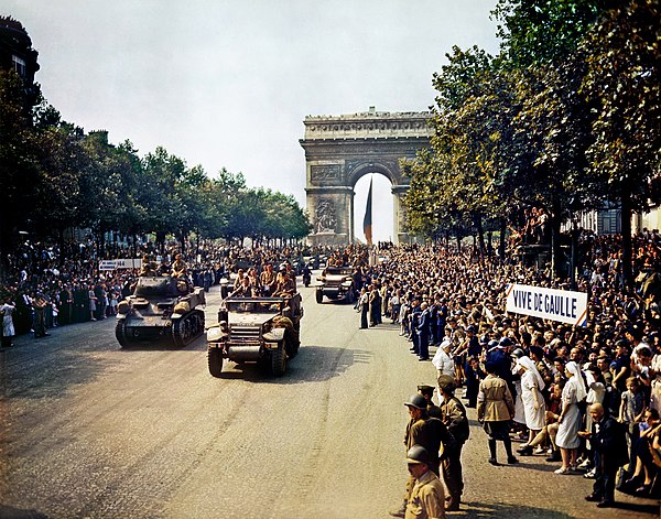 foto do exército americano desfilando pelas Champs Elysées comemorando a liberação de Paris