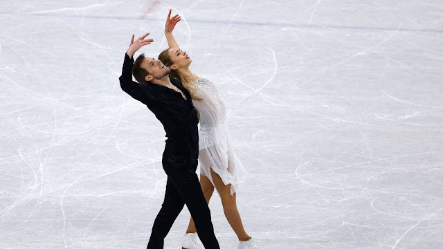 Victoria Sinitsina e Nikita Katsalapov fazem um arco com as costas