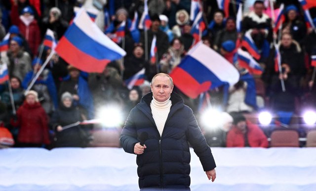 Vladimir Putin realiza seu próprio 'comício de Nuremberg' enquanto Mariupol se torna um símbolo do sofrimento humano