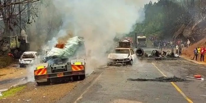 Trailer Carrying Gas Cylinders Explodes On Busy Highway (VIDEO).
