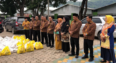 Pengurus MKKS SMA Lampung bekerjasama Disdikbud Lampung simbolis menyerahkan bantuan paket sembako kepada siswa siswi yang menjadi korban terdampak banjir beberapa waktu lalu. Penyerahan dilakukan di SMA Negeri 6 Bandar Lampung