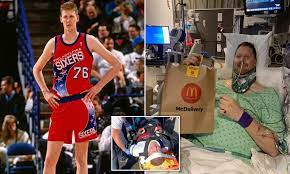 How did a car accident turn the life of Sean Bradley, the NBA giant, until he contemplated suicide?  Nearly a year has passed since the life of the NBA giants Sean Bradley, who will be forever in a wheelchair, after he crashed into a car while riding a bicycle near his home in St. George (Utah) USA.  Bradley, 49, is 2.29 meters tall, played 12 seasons in the NBA, and began his professional career in 1993 with the Philadelphia 76ers, then played one season with the Brooklyn Nets, and then moved to the Dallas Mavericks team, with whom he ended his career Professional in 2005.  On January 20 last year, his bicycle at high speed collided with a car; Which made him fly through the air and fall over the trunk of the car before falling hard on his head.  And until we realize how strong the impact on the ground was, his protective helmet was broken, and Bradley could not move his arms or legs, he was only moving his eyes, he even looked at the sky and asked: Am I going to die slowly?  The American sports magazine "Sports Illustrated" highlighted the new life for the giant, who has become only mobile in a wheelchair.  She monitored the difficulties that he and his family faced daily after the accident, which she said made him contemplate suicide.  "I never imagined I would have such feelings, but I certainly did, it would have been better to finish it all," Bradley said.  Bradley, who played for Germany and earned more than $70 million during his NBA career, added that one of the most difficult moments in his days in hospital was when he received visits from his former Mavericks teammates such as Michael Finley.  "It was really hard to let them see me that way," he describes these moments.  The magazine stated that Bradley is now moving with difficulty in a huge wheelchair weighing more than 220 kilograms, which forced him to completely change his life to adapt to his new needs.  His wife, Carrie, says they always think about the appropriate places to go with him; For example, "We have to call the theater to make room for a wheelchair the size of Sean's.