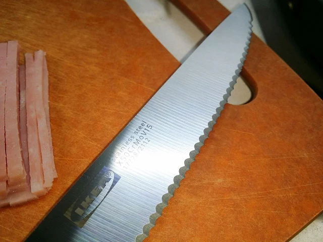 刀上的鋸齒和刀鋒造得很鋒利