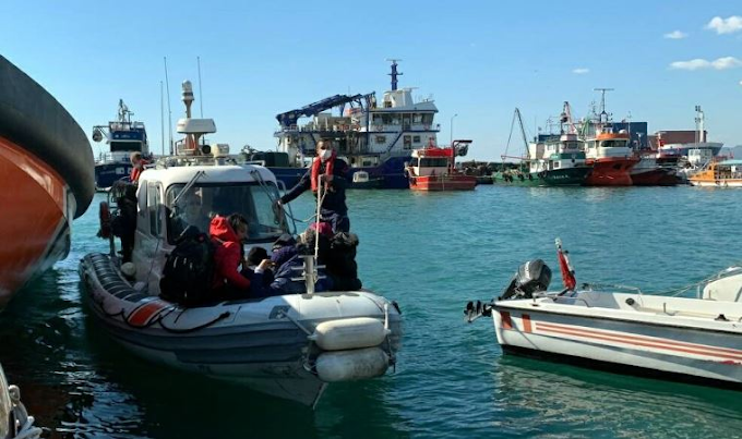 İzmir açıklarında 135 göçmen kurtarıldı