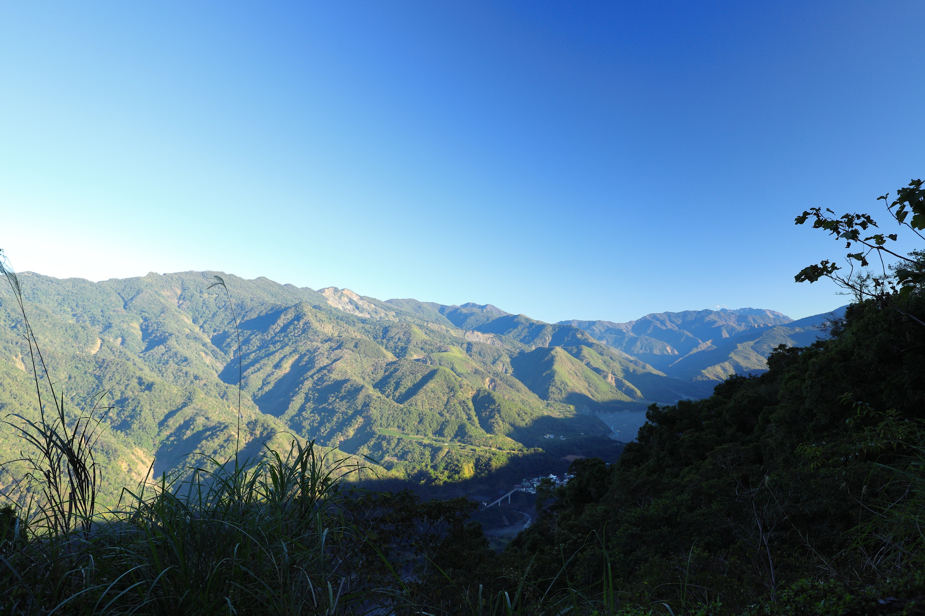 小關山林道望向荖濃溪谷與玉山山脈發源地