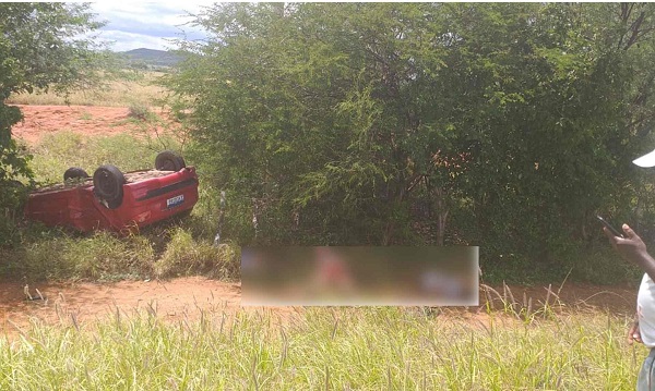 Mulher e duas crianças morrem após carro capotar na BA-152 em Paramirim