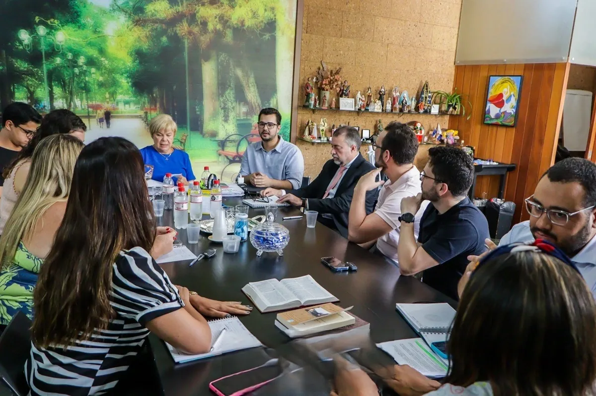 Prefeita de Lavras se reúne com equipe de saúde