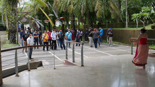   Sekapur Sirih dengan Tarian di Gedung Daun sirih Taman Nusa